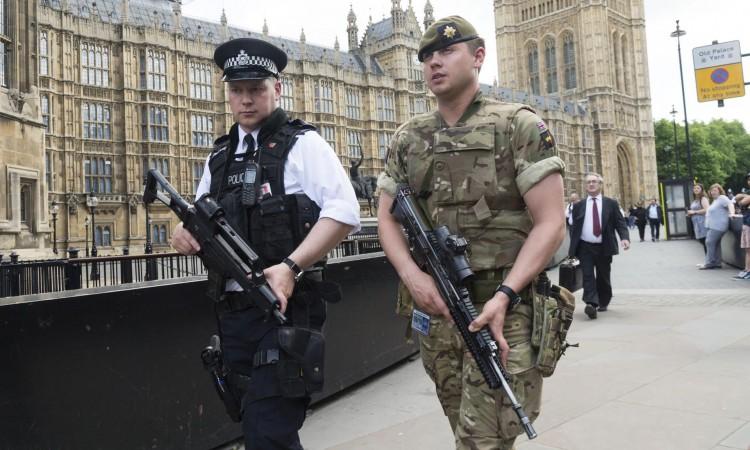 London: Napadnuti policajci - Avaz