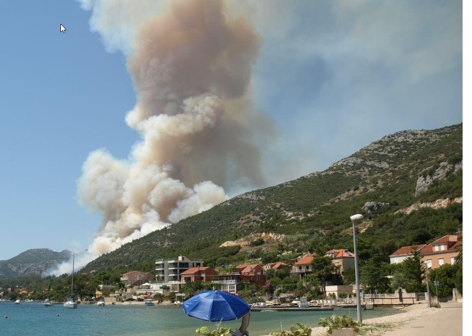 Tri kanadera gase požar, turisti u panici