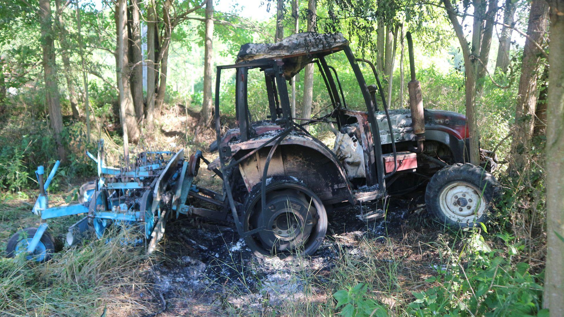 Potpuno uništen traktor - Avaz