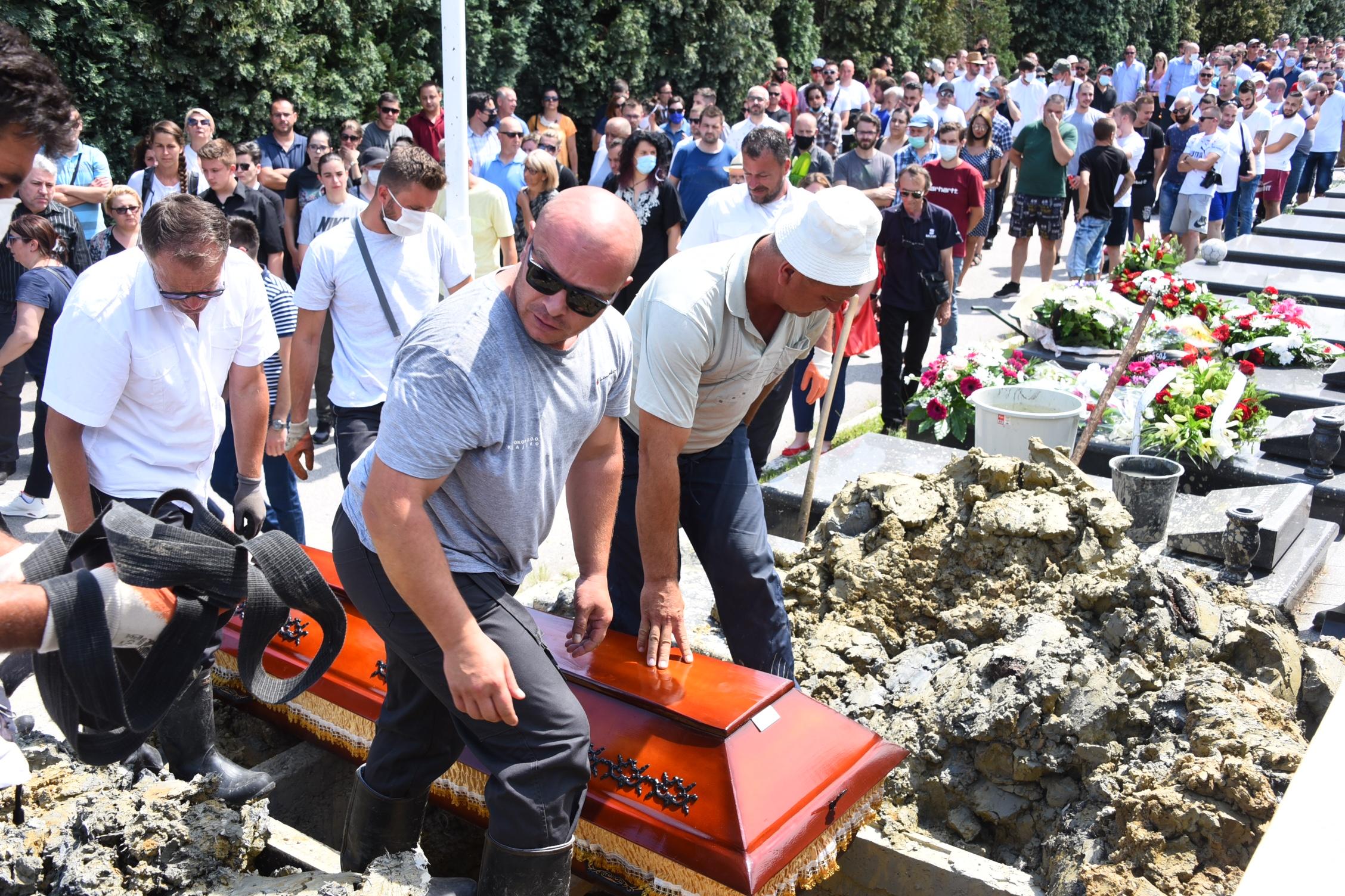 Brojni članovi porodice i prijatelji oprostili se od Džemidžića - Avaz