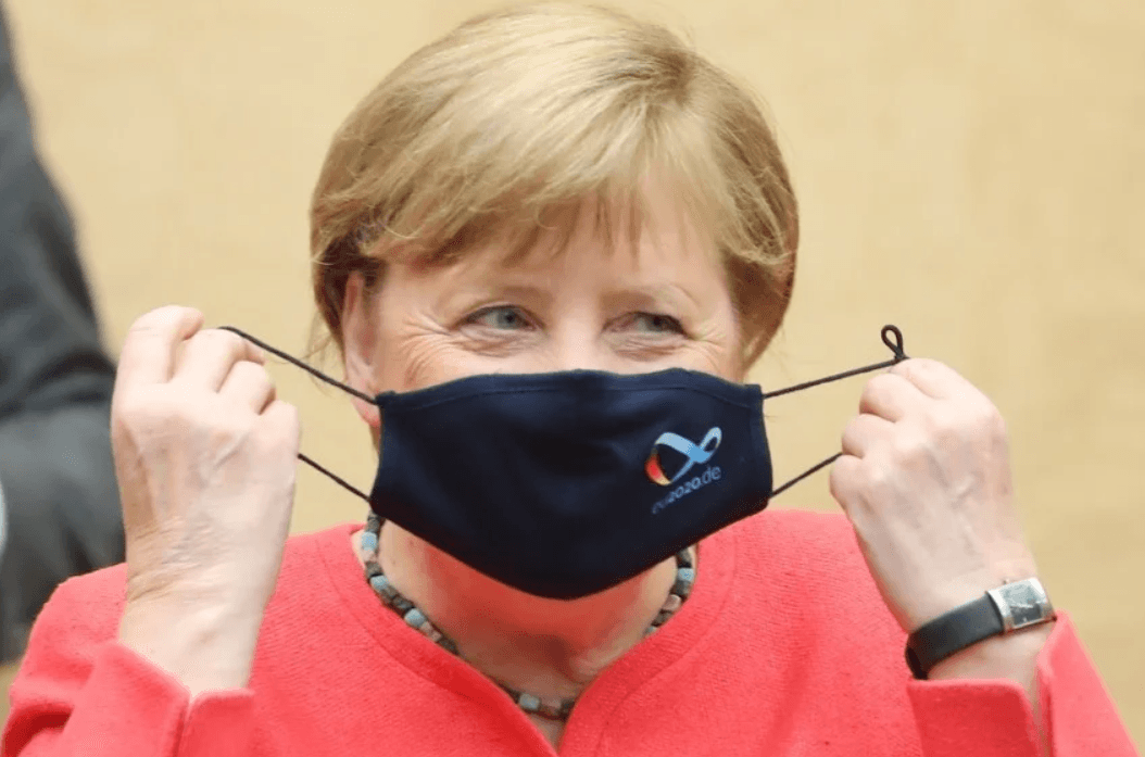 Merkel u gornjem domu parlamenta s maskom na kojoj je natpis EU2020.de - Avaz