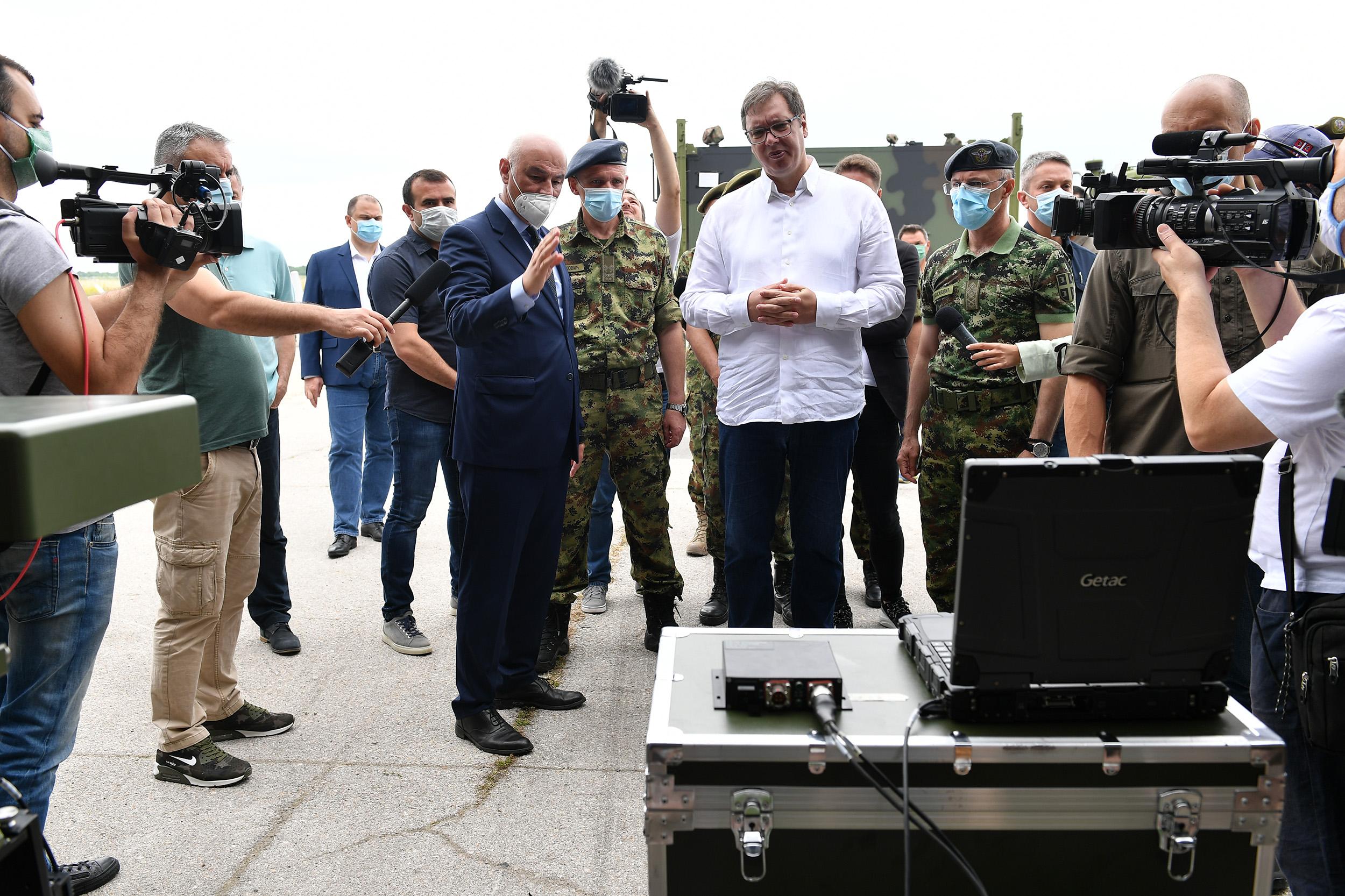 Vučić prilikom posjete aerodromu u Batajnici - Avaz