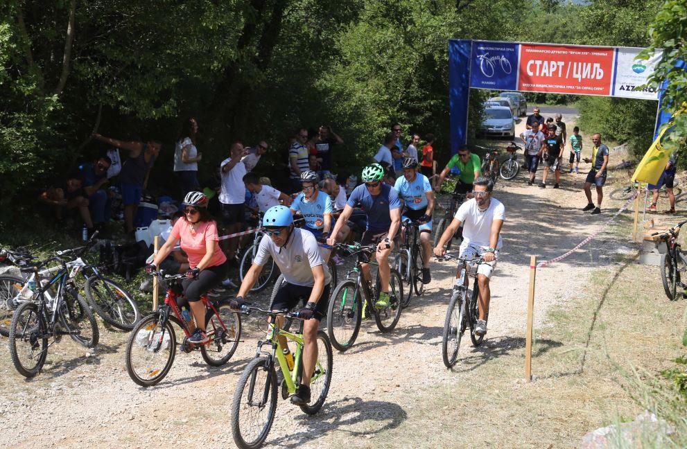 Neobična utrka: Najbrži takmičari osvojili sir