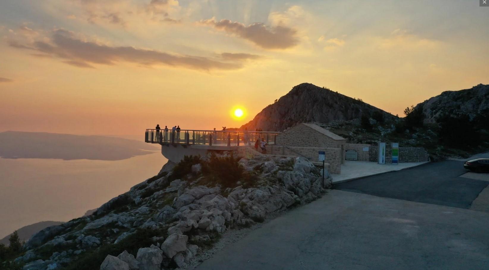 Pogled s Nebeske šetnice na Biokovu je nezaboravan