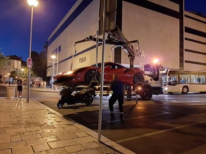 Nepropisno parkirao skupocjeni Ferari, pa ga digao pauk