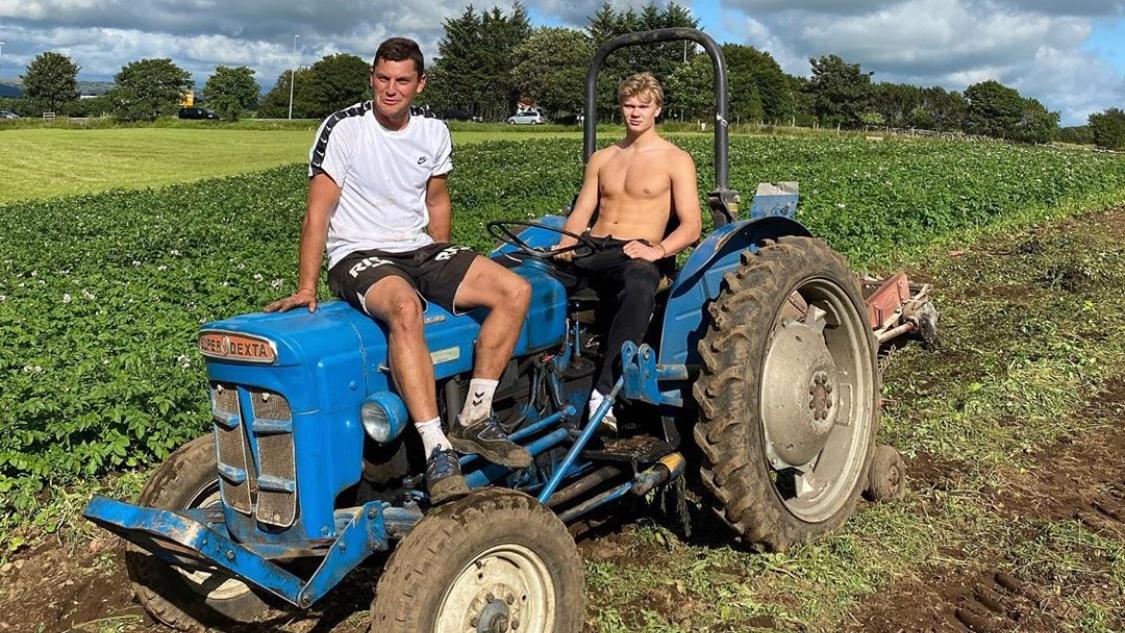 Prisjeo mu noćni provod: Haland vozi traktor i motornom pilom reže balvane