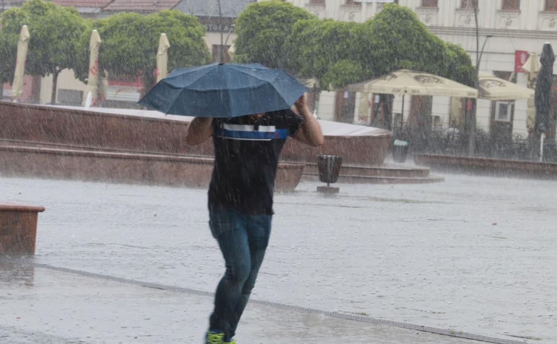 Vodena bujica se probila u kuće: Mještani se bore da sačuvaju imovinu