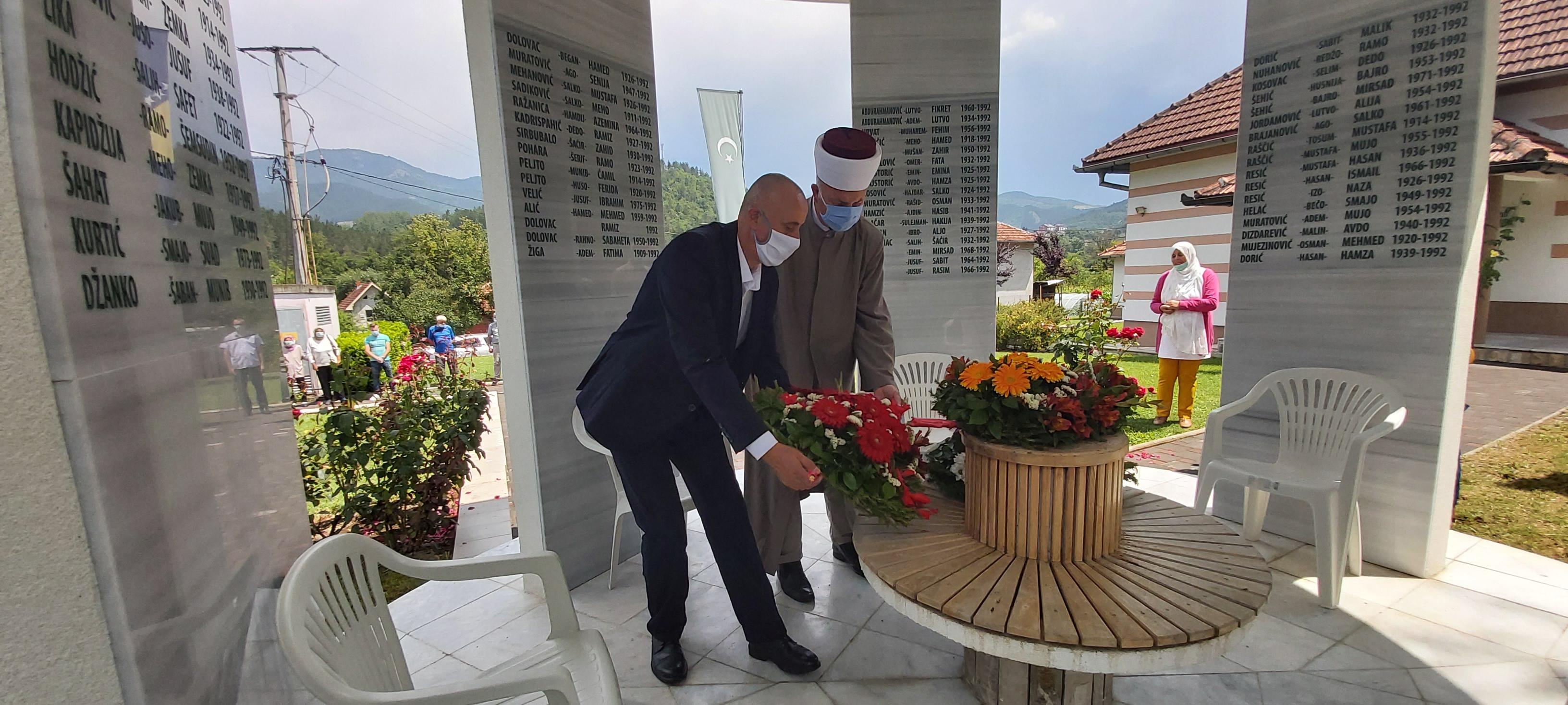 Polaganjem cvijeća i bacanjem ruža u rijeku Lim odali počast stradalim - Avaz