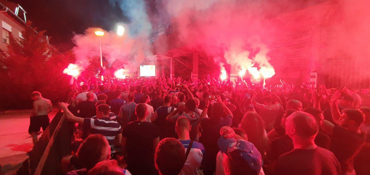 Navijači Osijeka ispred stadiona - Avaz