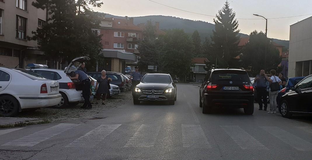 U vožnji ga ubo stršljen, pa udario u parkirane automobile