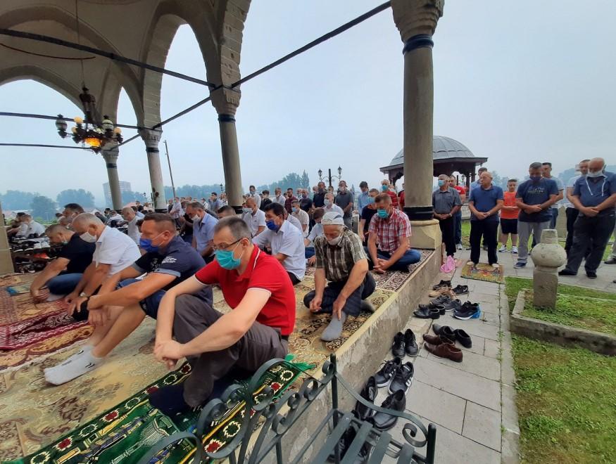 Vjernici tokom bajram-namaza - Avaz