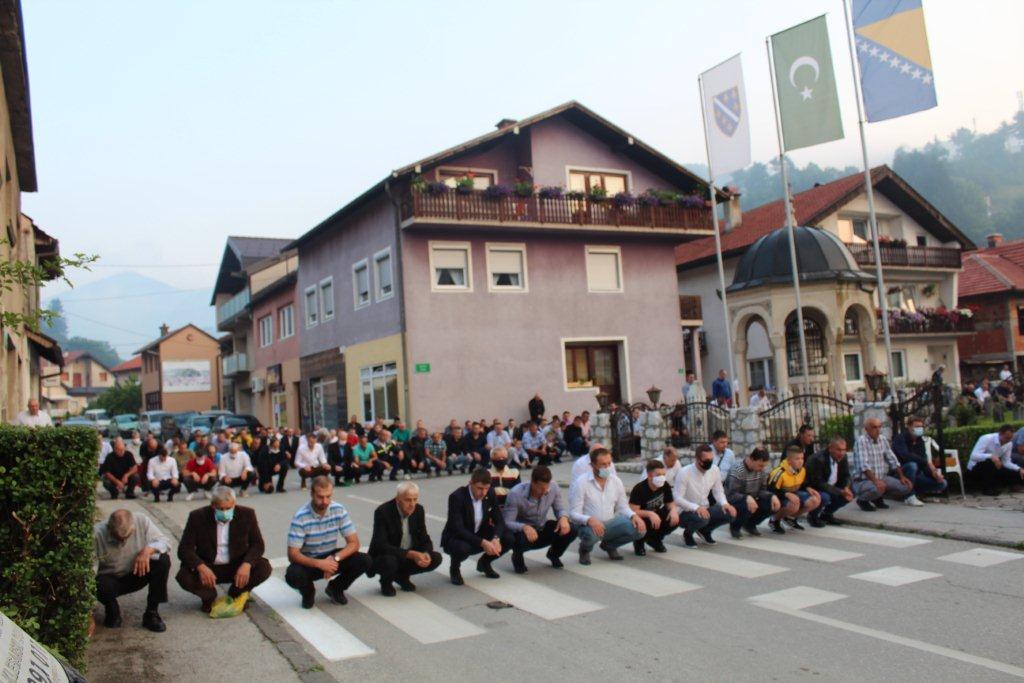 U Fojnici se bajram-namaz klanjao i na ulicama ispred džamija