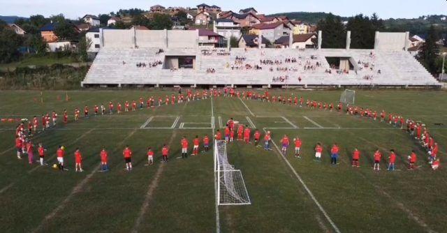 Pogledajte video romantične prosidbe na Gradskom stadionu u Ilijašu