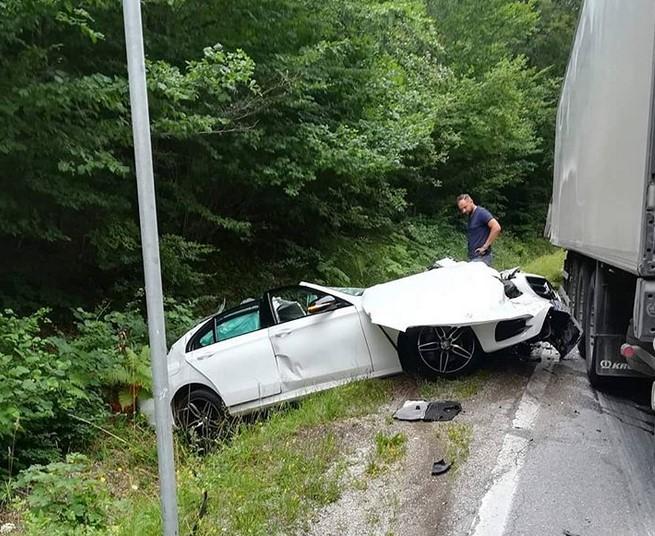 Majdankićev Mercedes na mjestu nesreće - Avaz