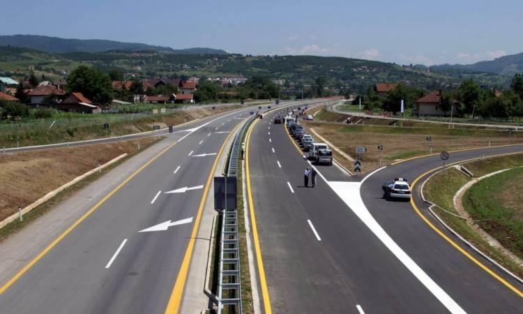 Na autoputu u blizini Vlakova dvije saobraćajne nesreće, jedan vozač povrijeđen