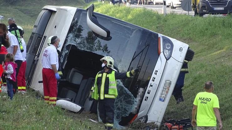 Autobus prepun putnika sletio s ceste: Desetine povrijeđeno, ima i mrtvih