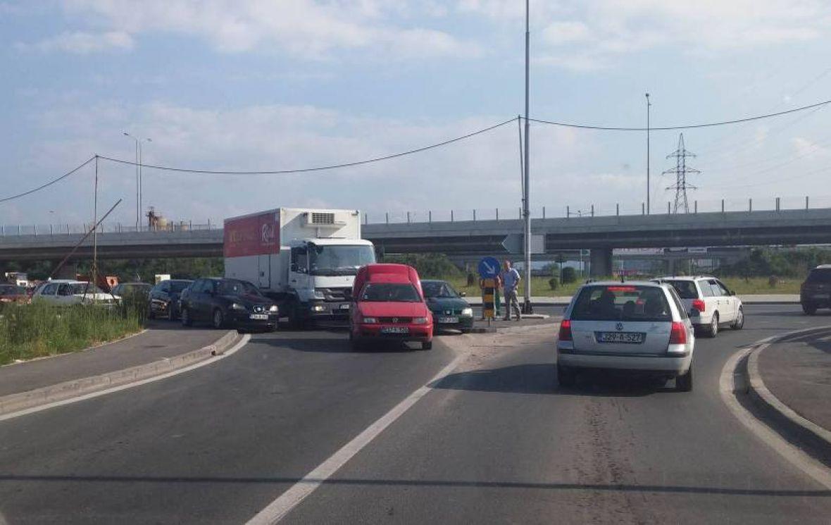 Jedna osoba prevezena u bolnicu nakon sudara na kružnom toku na Stupu