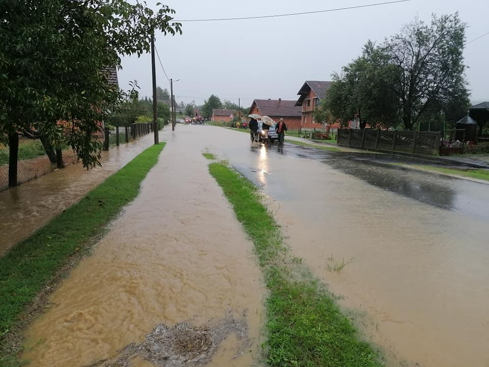 U nevremenu koje je zahvatilo veći dio Hrvatske poplavljene ulice i objekti