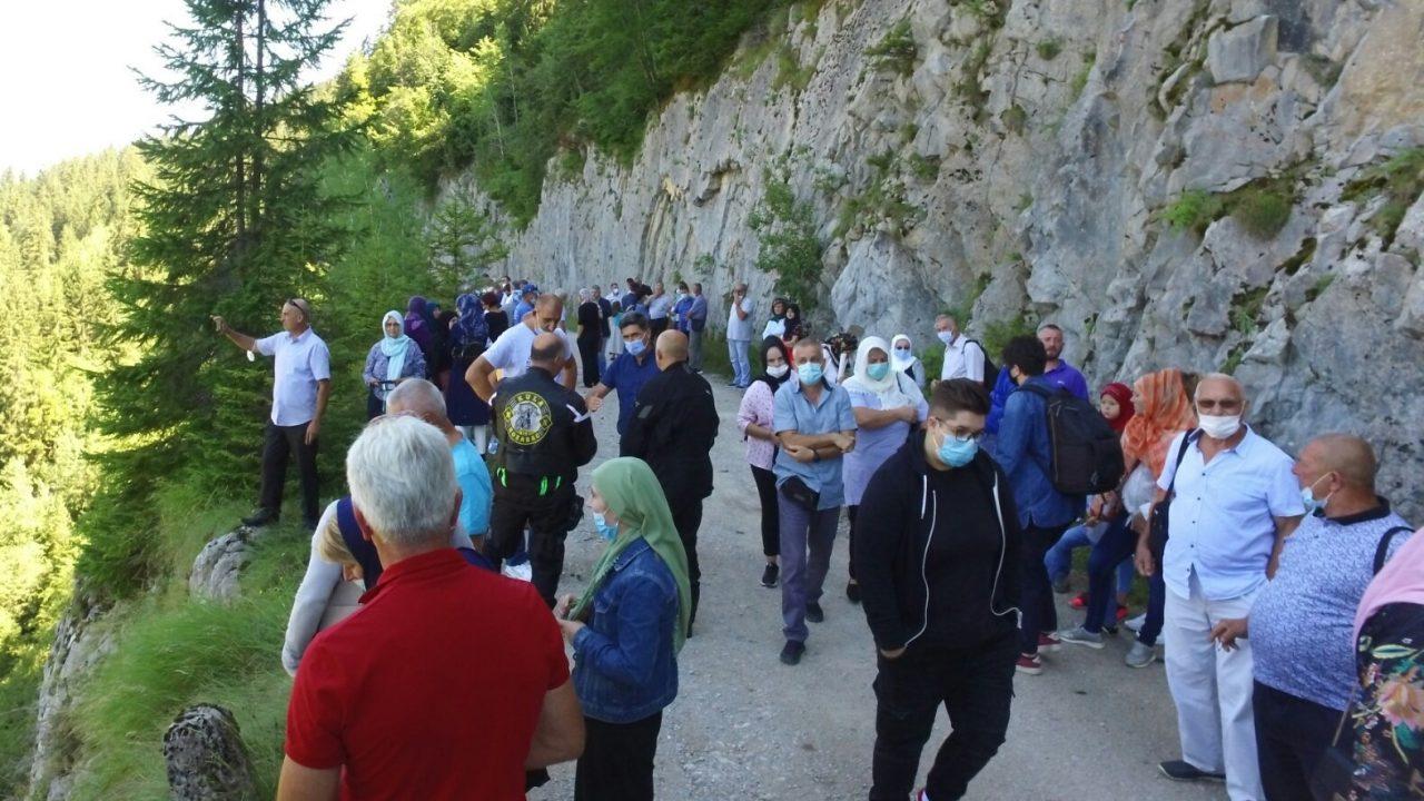 Odata počast ubijenima - Avaz