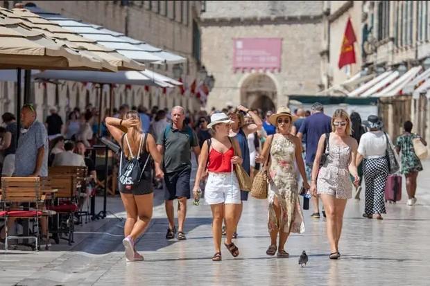 U Dubrovnik sletjela 352 Britanca uprkos "crvenoj listi"