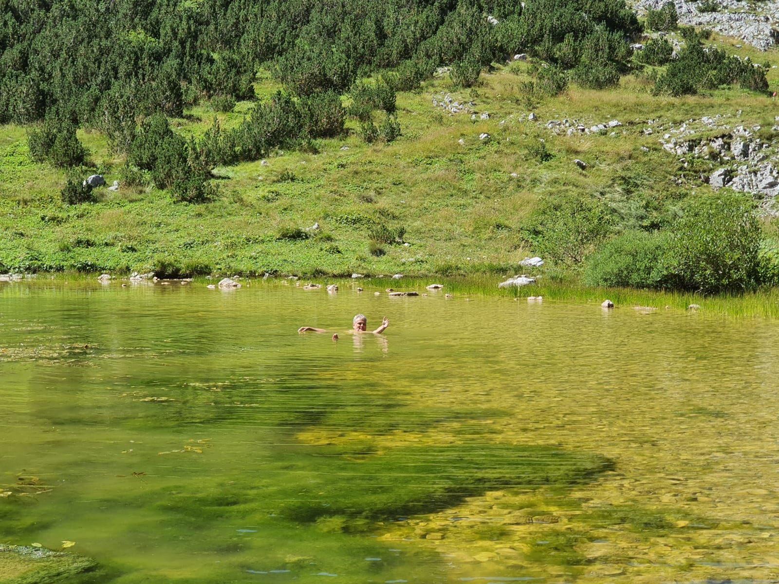 Satler uživao u ljepotama Bjelašnice, okupao se u Lokvanjskom jezeru