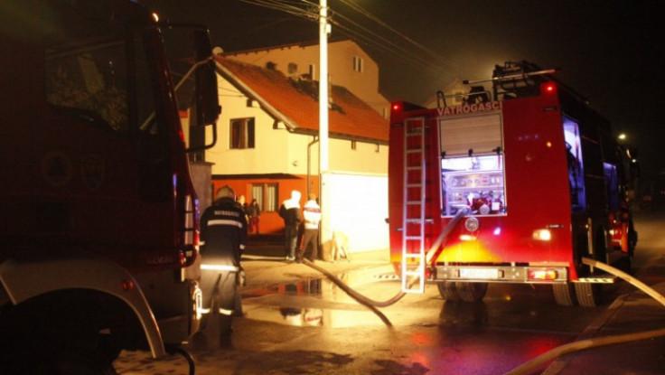 Požar na Ilidži: Zapaljen Ford, vatra zahvatila i drugo vozilo