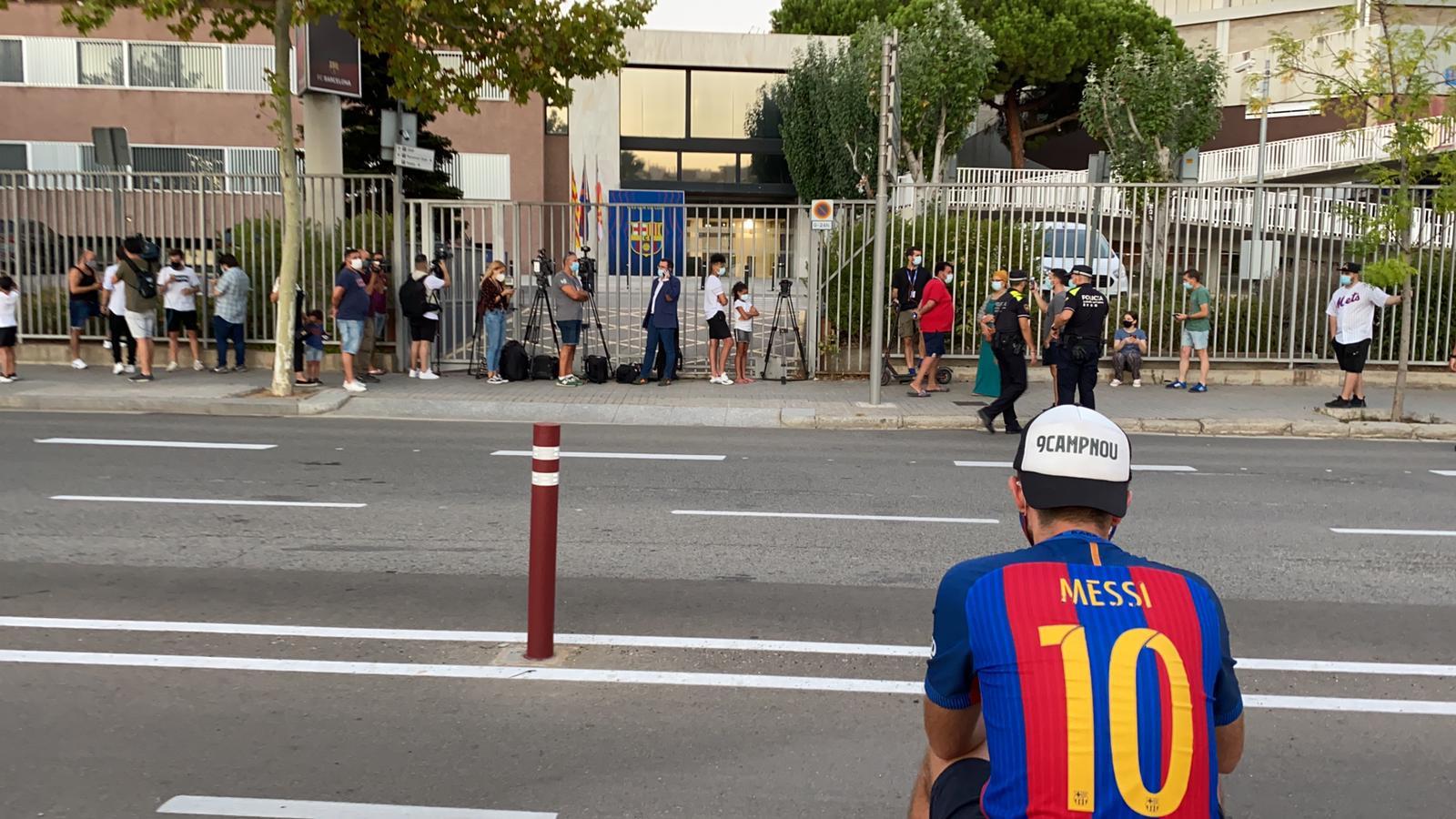 Očajni navijači Barcelone se počeli okupljati ispred Nou Kampa