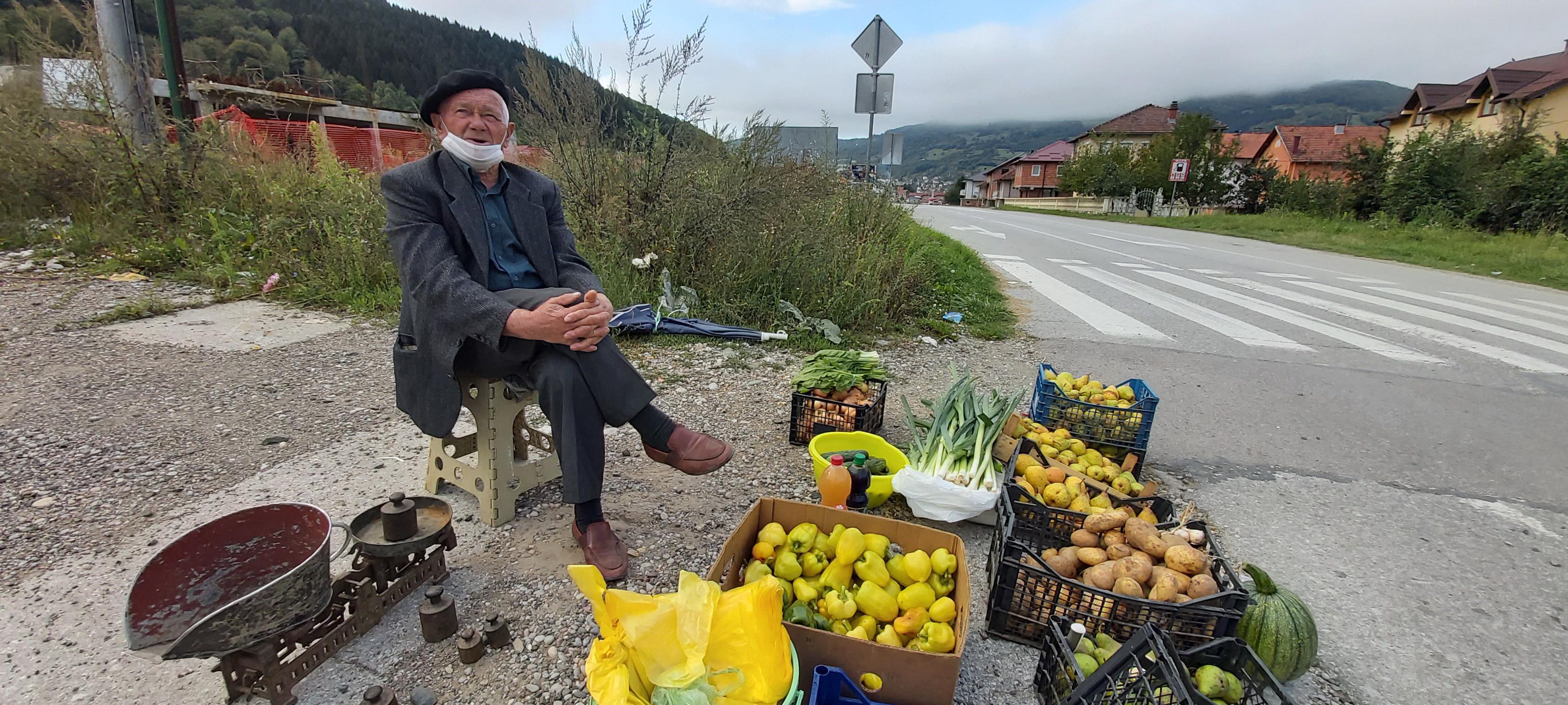 I u 83. godini sije, sadi, a oni mlađi neće motike u ruke