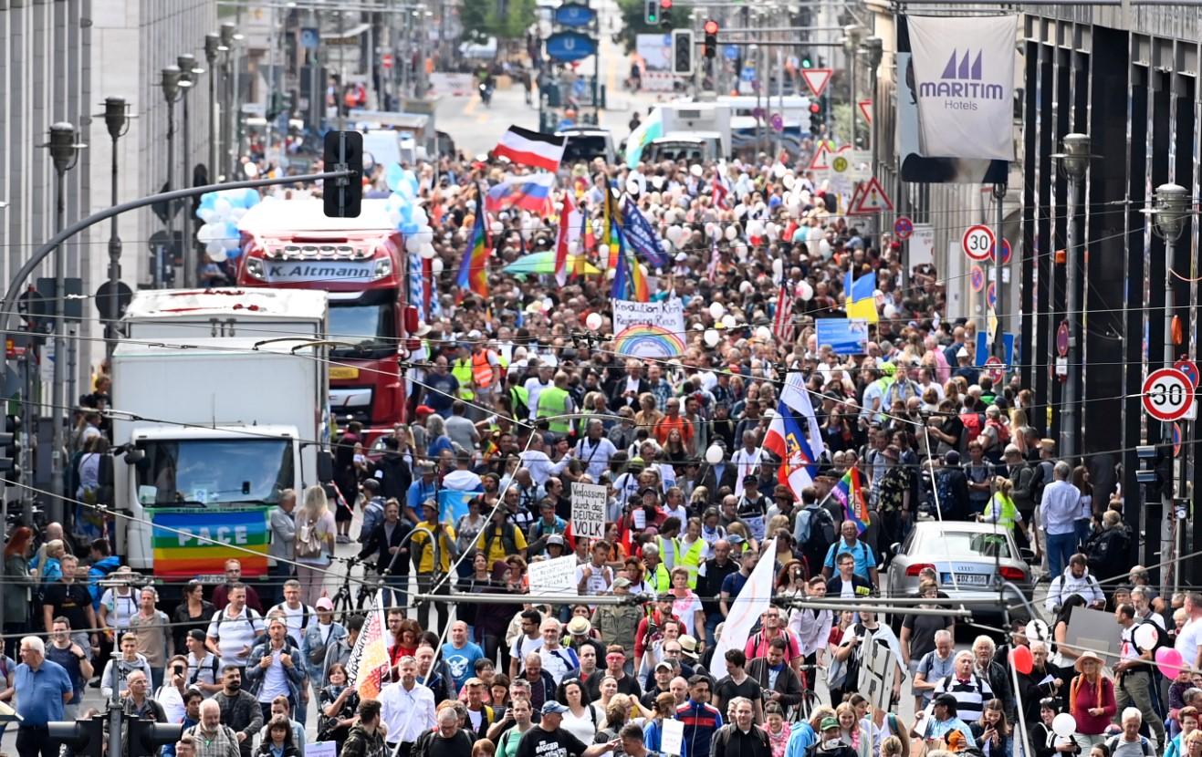 Oko 40.000 ljudi na skupu u Berlinu protiv korona mjera, izbili neredi, 300 privedenih