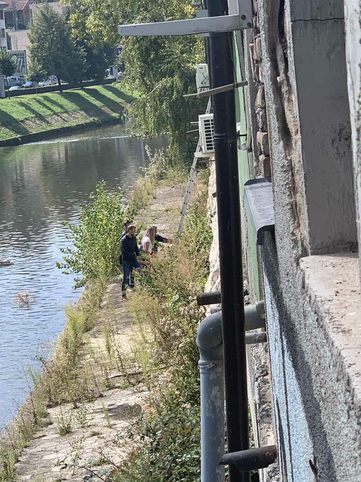 Pogledajte kako radnici agencije "Poslovnost" pomoću merdevina ulaze u firmu