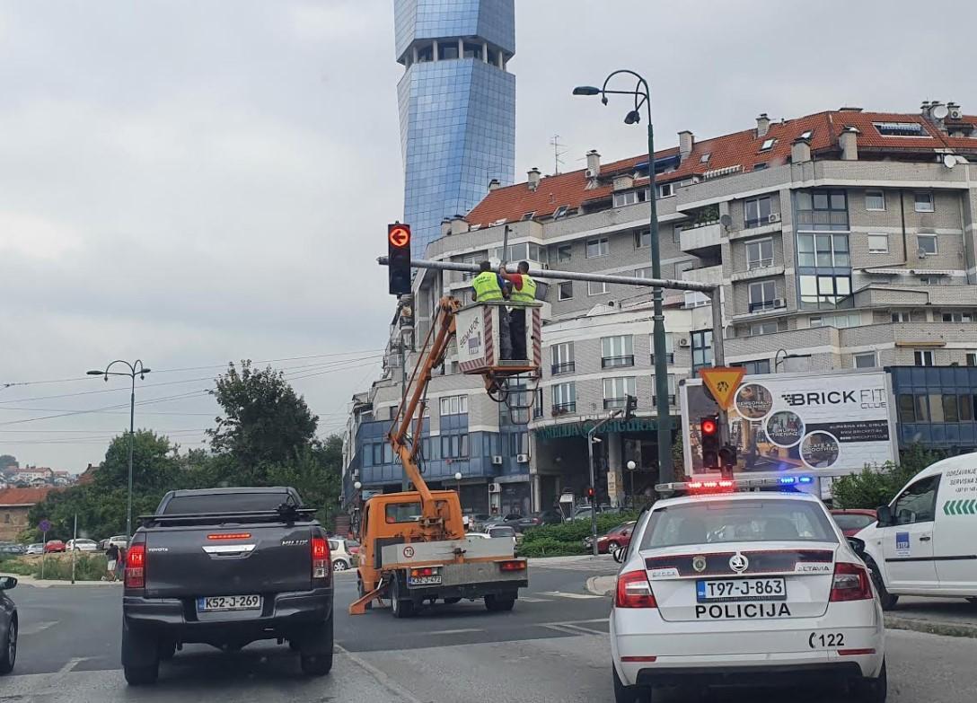 Radnici popravili semafor - Avaz