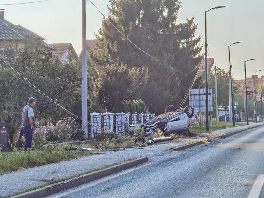 Uništeni Ford na mjestu nesreće - Avaz