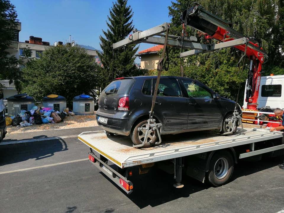 Parkirao ispred kontejnera, komunalci zvali "pauka" i sada će morati platiti 140 KM