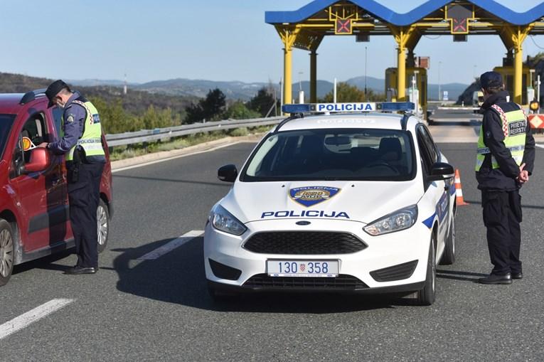 Torcidaši izgurali auto s BBB-ovcima, zasuli ih šipkama, bocama...