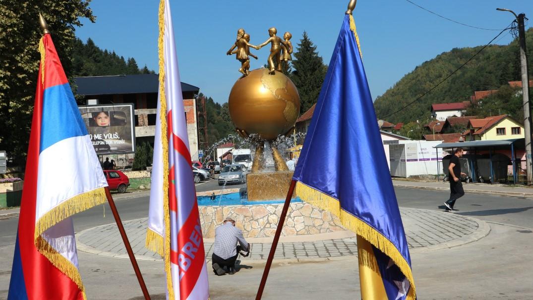 Spomenik u centru Srebrenice - Avaz