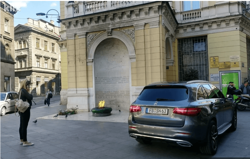 Parkirao Mercedes ispred Vječne vatre, građani ogorčeni bahatim ponašanjem