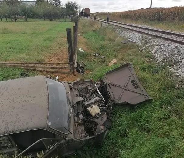 Voz naletio na automobil - Avaz