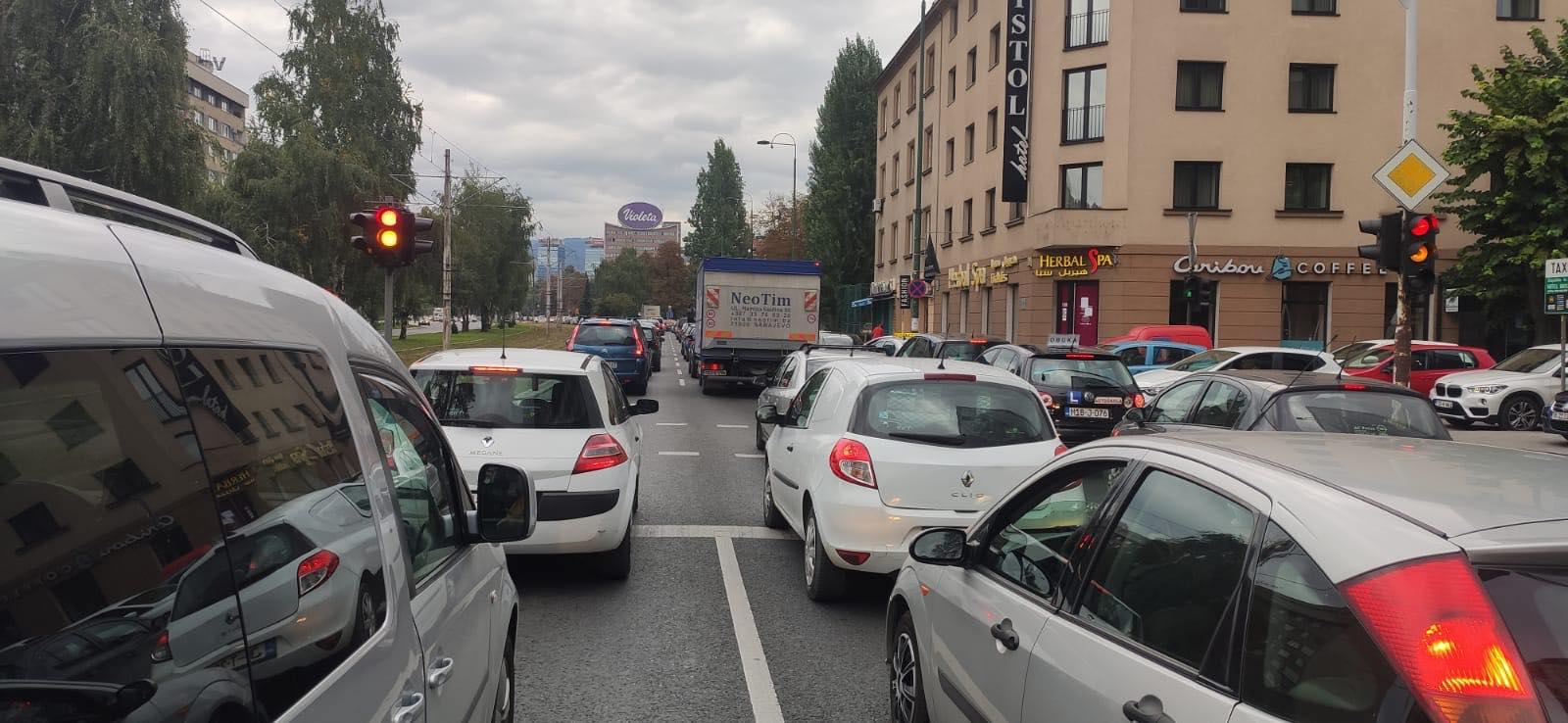 Zbog obnove pruge tramvaji voze samo od Ilidže do Željezničke stanice, saobraćajni kolaps, vozači negoduju