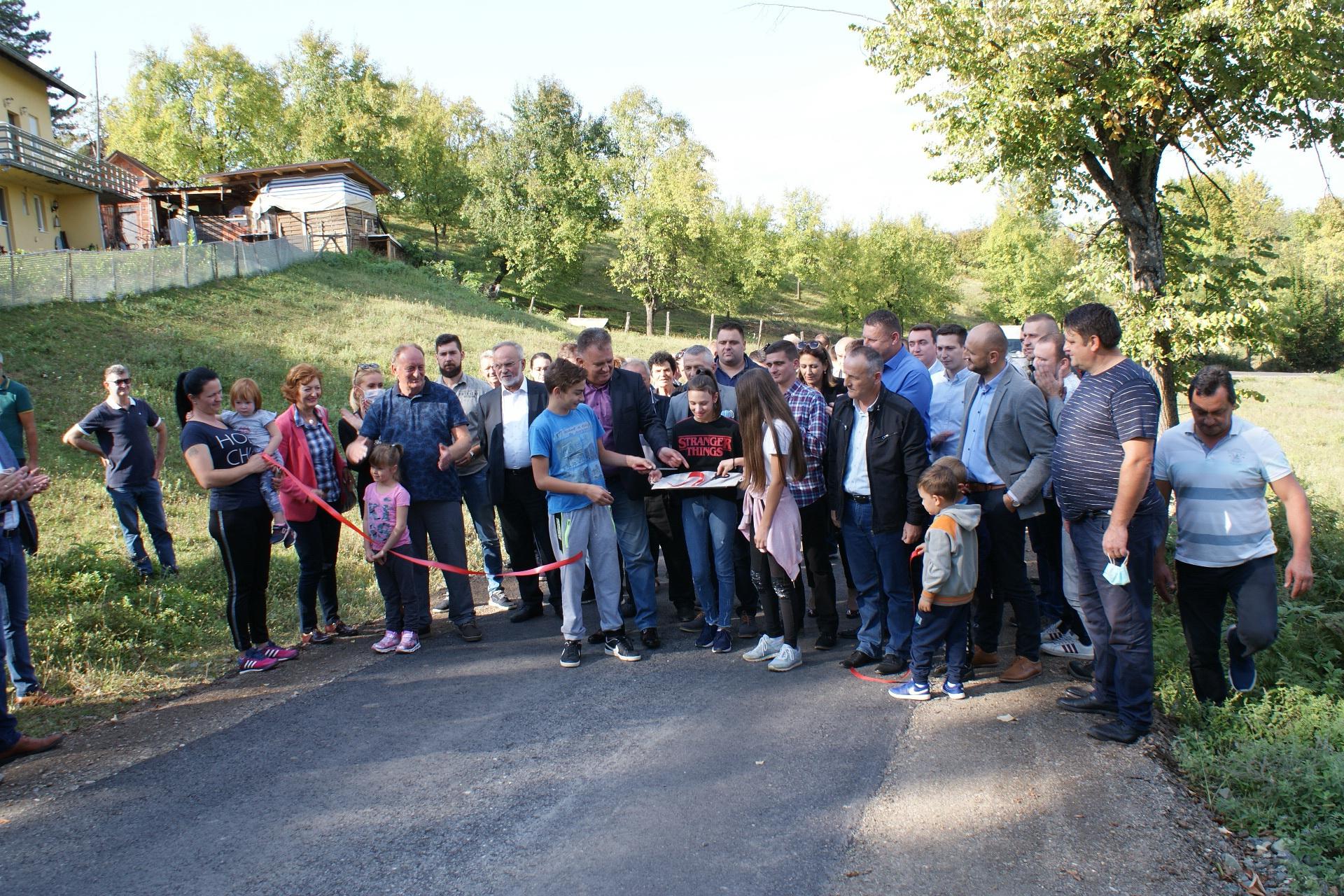 Mališani i gradonačelnik presjekli vrpcu - Avaz