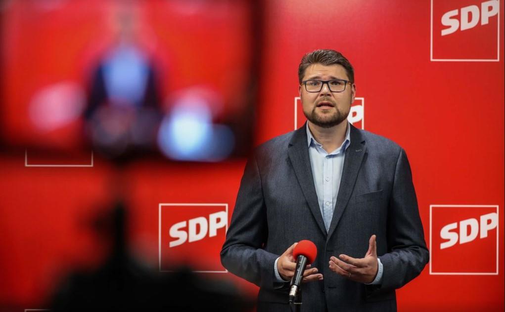 Ko je novi šef SDP-a: Pjevao Thompsona, lumpovao, htio biti košarkaš...