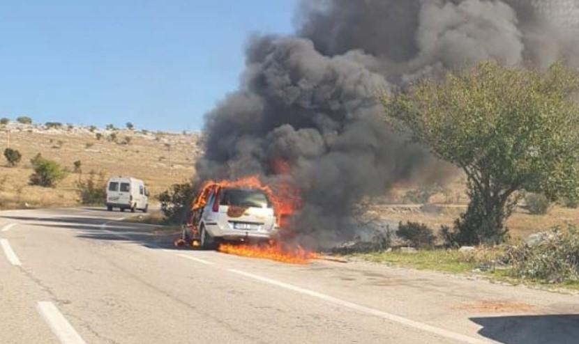 Zapalio se Ford na putu za Nevesinje