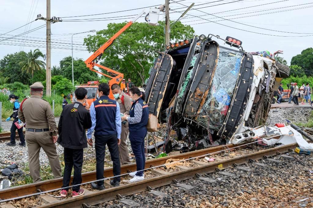 Prevrnuti autobus, a predmeti razbacani duž željezničke pruge - Avaz