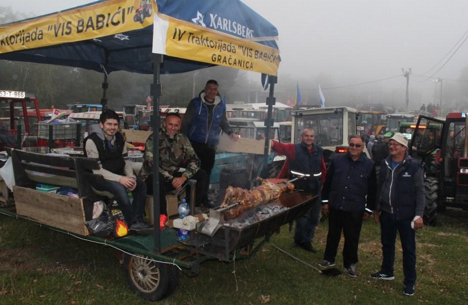 Veselo društvo uživao u janjetini - Avaz