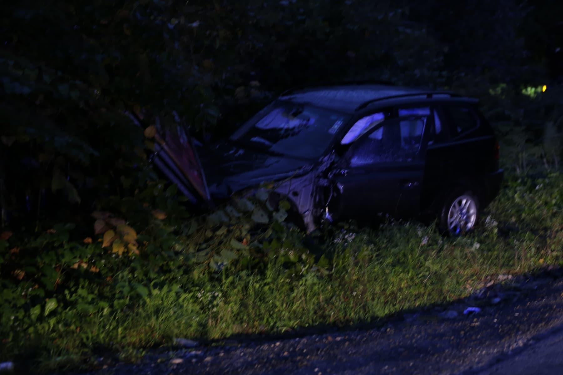 Udes na putu Banja Luka - Kneževo, šleper sjekao krivinu, BMW se zabio u znak pored puta