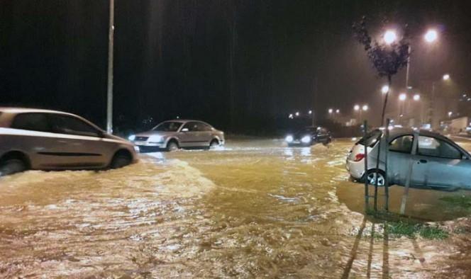 Ulice pod vodom, otežan saobraćaj - Avaz