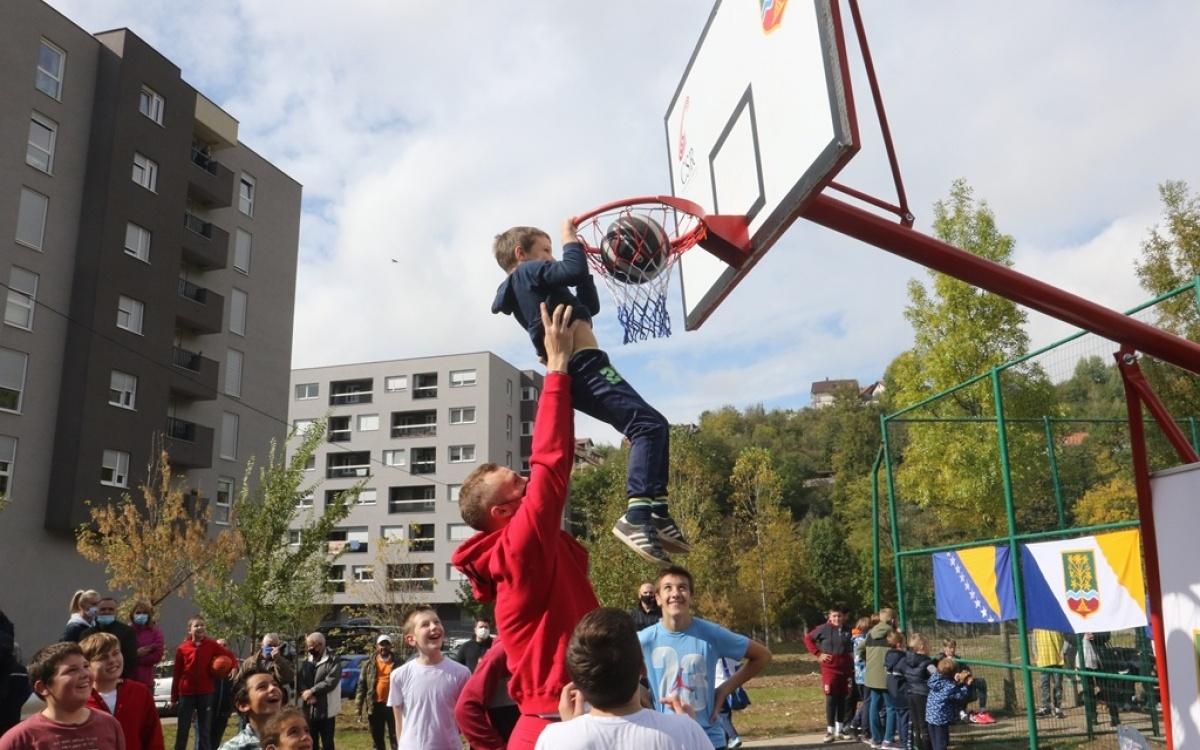 Revijalnom utakmicom mališani sa Džananom Musom otvorili novo igralište