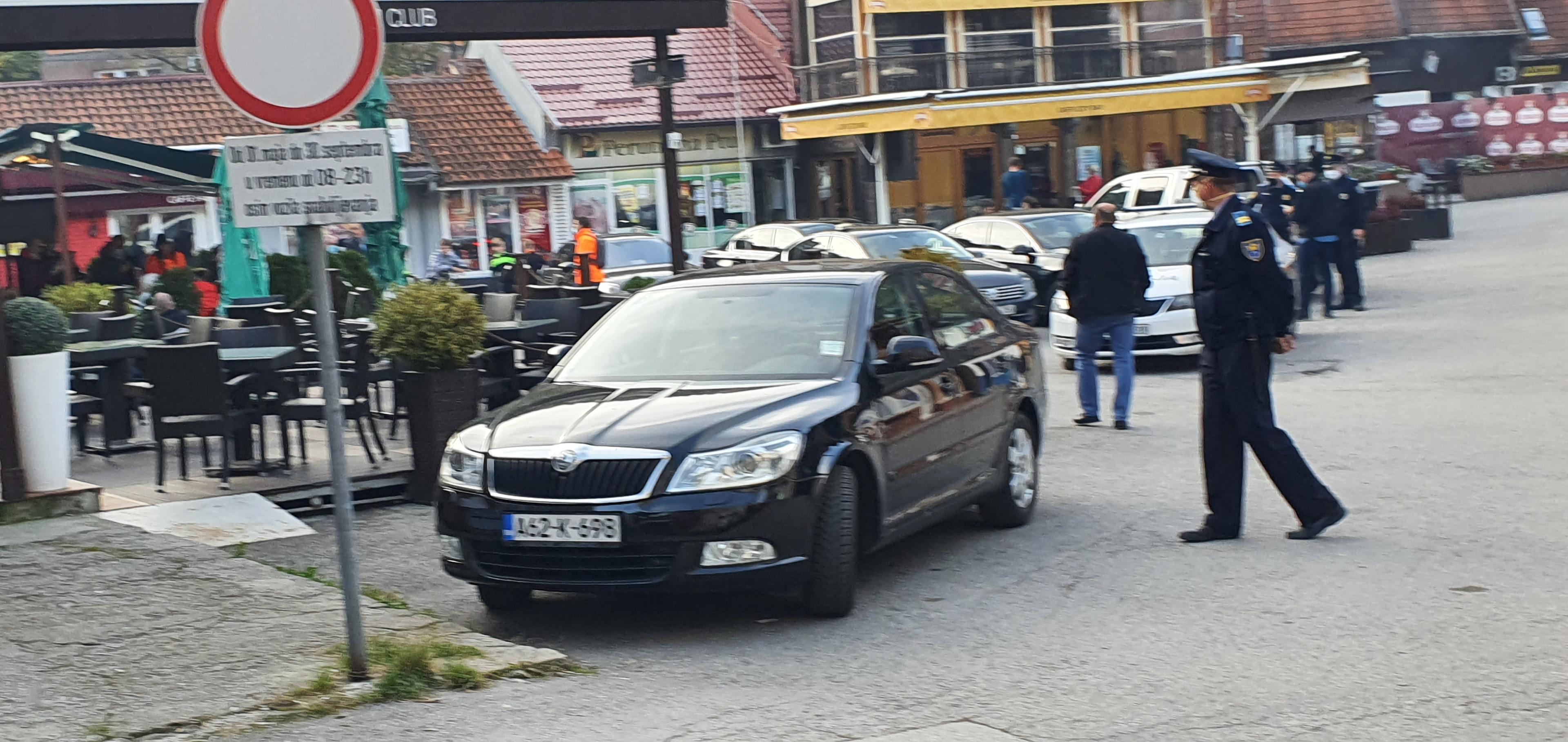 Komšić i Podžić službenim automobilima stigli u Vareš na stranačko druženje