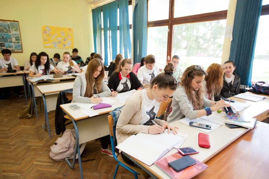 Ministarstvo obrazovanja objavilo uputstva za nastavu, učenici predmetne nastave prelaze na online časove