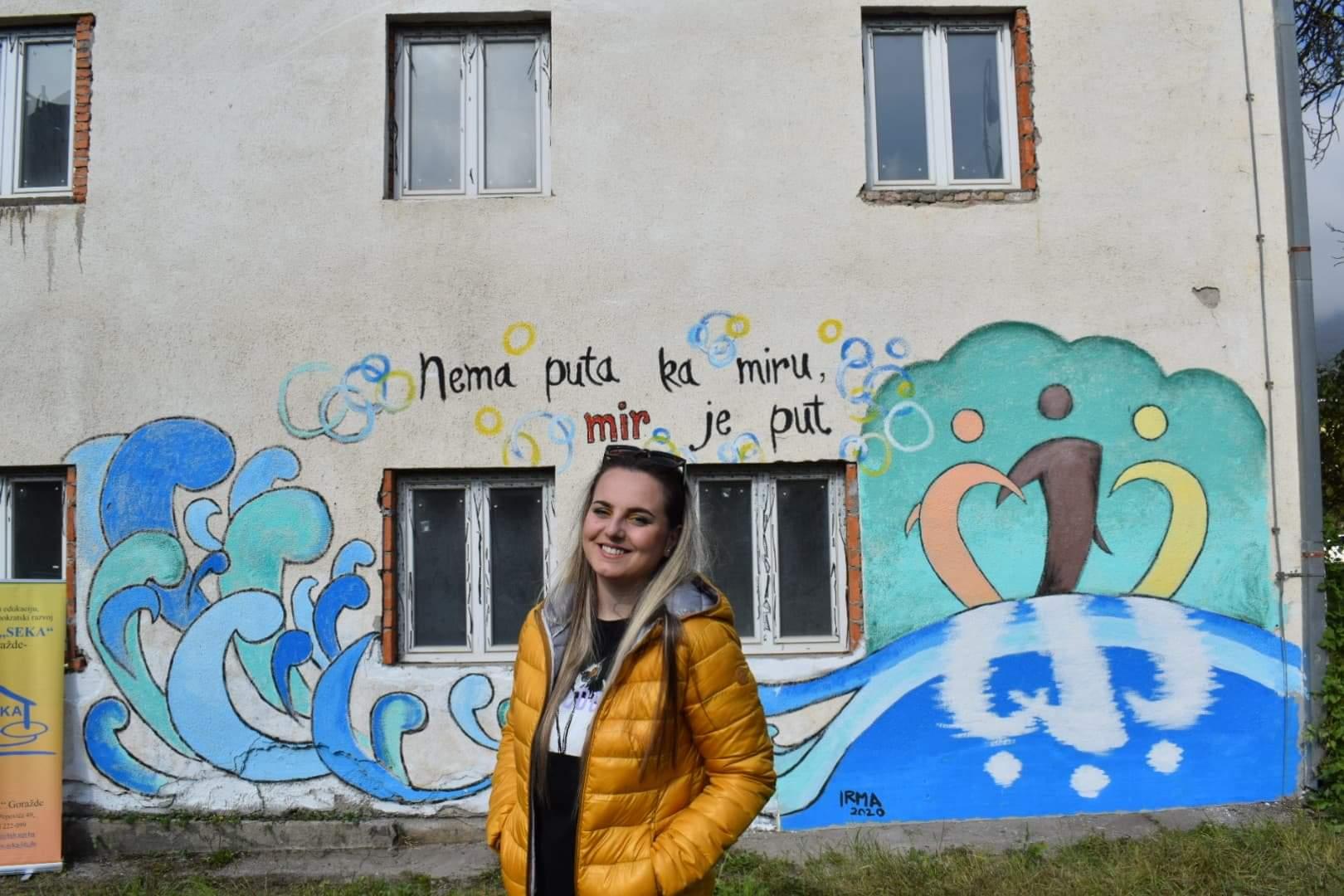 Mural sa siluetama tri različite rase - Avaz