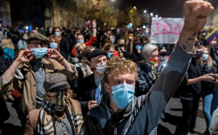 Stotine demonstranata na protestima - Avaz